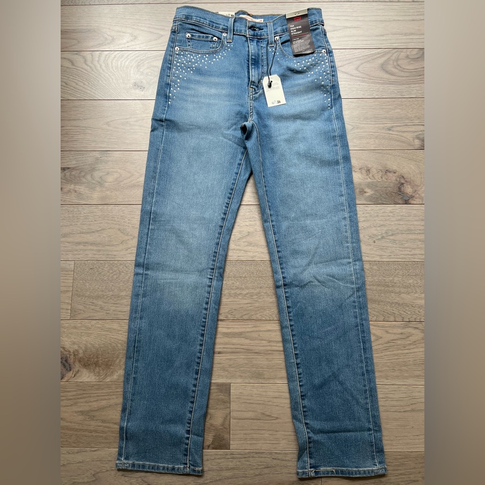 NWT Levi's 724 High-Rise Slim Straight for women.